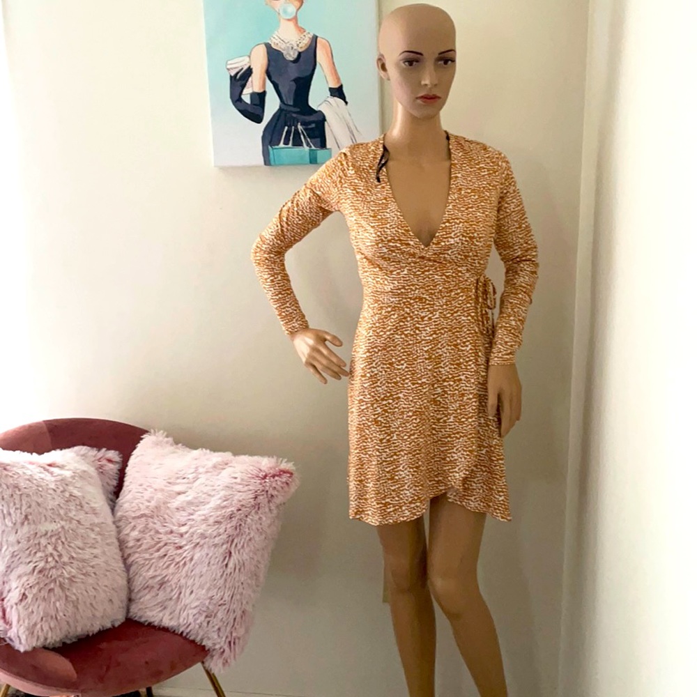 Very stylish casual flirty and fun can wear to a lunch date